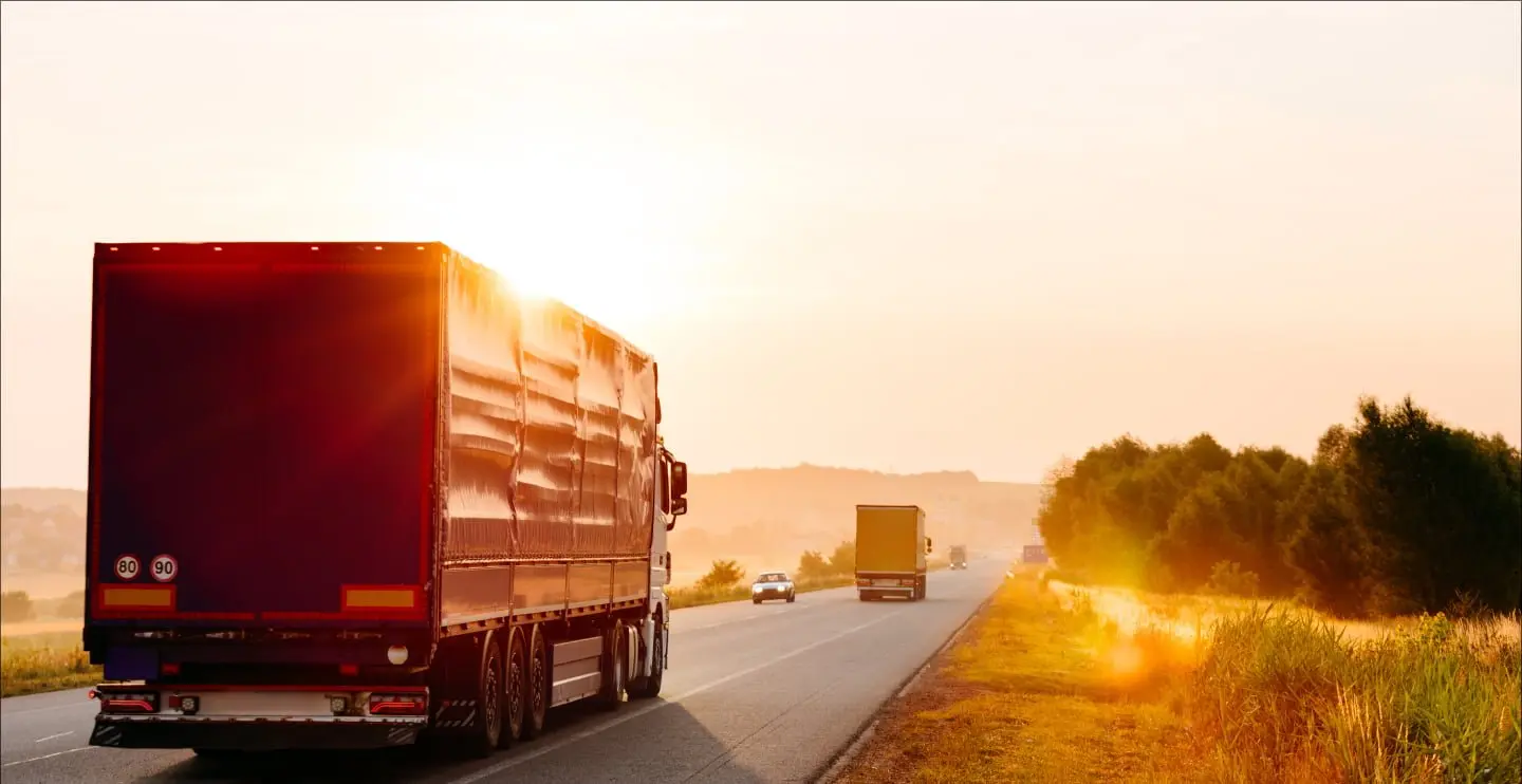 Carreta sider da Truck Center Express estacionada em pátio industrial ao pôr do sol
